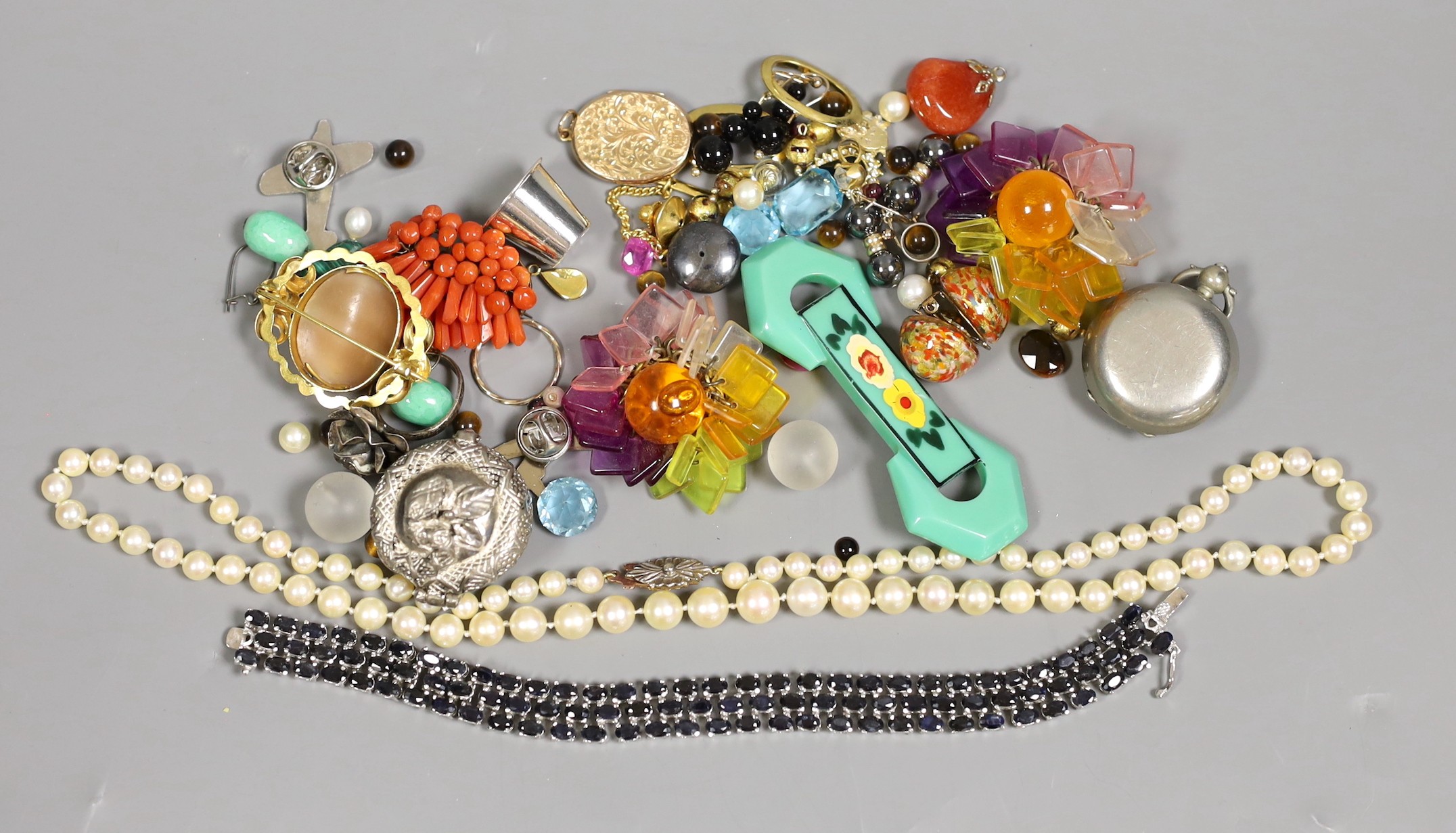 A mixed quantity of costume and other jewellery including cultured pearl necklace and cameo brooch.